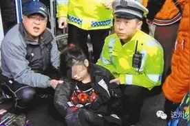 点赞丨少女突然晕倒天桥下，警察医生市民齐相助图片
