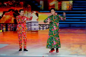 吴镇宇穿红绿花袍首秀相声 港普相声令人期待图片