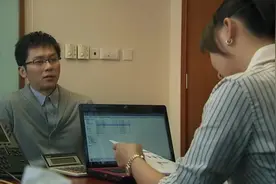 美女大早上刚从外面回来，却假装一副刚睡醒的样子，逃过父母法眼