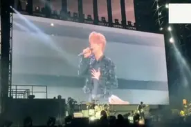 鹿晗二巡万人演唱会高歌献唱《让我留在你身边》现场万人大合唱！视频封面