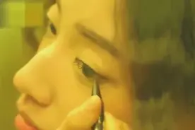 女孩失恋后改变形象，隔天上学时惊艳了班上同学，前男友后悔了视频封面