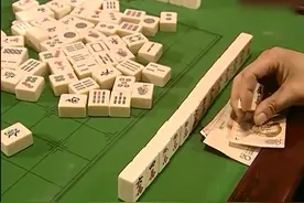 崔志摸完素丽打麻将手气爆表，又是清一色又是天胡的