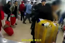 山西女厨师携7把刀过安检被拦，拿水杯狂砸民警：我做错什么了！视频封面