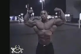 当爆炸肌肉男出现在街头，路人的眼神越看越不对劲！视频封面