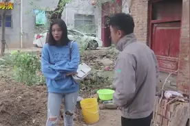 美女抛弃农村男友，离开5年前男友成大老板，肠子都悔青了视频封面