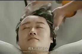 理发师学徒给客人洗头，顾客说头有点疼，小伙一看顾客的头吓坏了视频封面