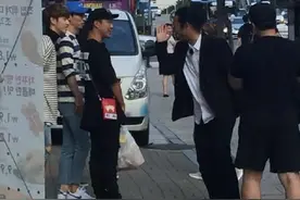 [GOT7][分享]160913 Mark被粉丝目击录制RM "马克定食"登韩推热搜图片