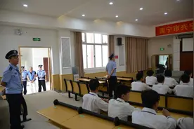 校园内开庭，法警细致押解力保巡回示范庭安全图片