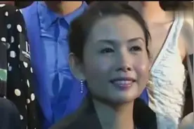 48岁邱淑贞一家五口近照曝光，大女儿似其翻版，还有点像关之琳视频封面