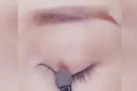土色 金咖 酒红色，眼影撞色搭配太美了，眼睛都好看了许多！视频封面