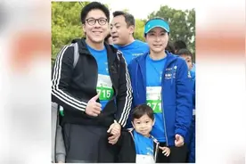 郭晶晶4岁儿子近照曝光 不像爸妈不像爷爷 却和这位大佬越来越像视频封面