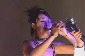 美女的唢呐表演 看完心情大好图片