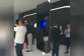 近距离观摩和把玩iPhone7的钢琴黑和纯黑版视频封面