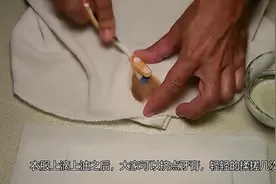吃饭时不小心把油溅到衣服上，别着急！抹点它衣服和新买的一样视频封面