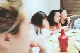 打电话来说同学聚会   男同学AA制          女同学免单   我兴高采烈的去了  结果就我一个男视频封面