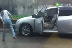 女司机疑惑为什么车子开不动，拍的人已经笑到不行了