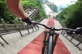为他捏把汗！山地车高手挑战生死速降 冲刺天门山999级天梯视频封面