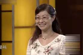 大姐拿张烂画鉴宝，专家一看落款，仿的也值天价！视频封面