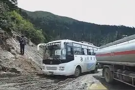 陷车有妙招：往坑里丢点树枝就好了图片