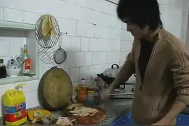 实拍小伙子厨房砍鸡肉， 刀那么钝，你就别瞎费劲了图片