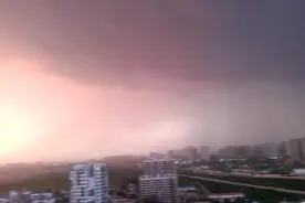 实拍石家庄昨日奇观，天空成红色，雷暴滚滚，黑云状如巨大UFO视频封面