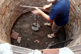 人工钻井，这可真是个体力活，没力气干不了图片