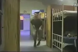 美国大兵模仿霸王龙 简直太逼真了！这位士兵估计是史上第一位图片