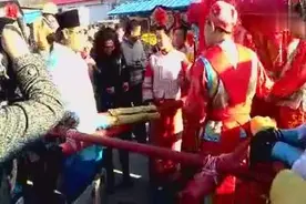 满族婚礼  少数民族婚礼  落轿，跨火盆图片