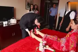 真实婚礼 光腿腿的新娘子 这样的姿势 让人受不了 太男人了视频封面
