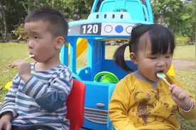 益智动漫，小正太和小萝莉一起吃着棒棒糖，结果被可恶小丑抢走了视频封面