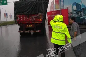 货物倾斜压歪车厢挡板 驾驶员冒险行驶近百公里图片
