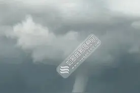 海南龙吸水奇观场面震撼 水柱被龙卷风卷上空中如同巨蟒图片