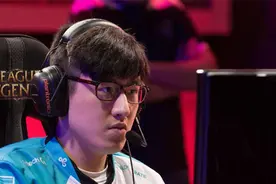 前C9打野Rush华丽操作：先补几个兵，假装自己在犯傻图片