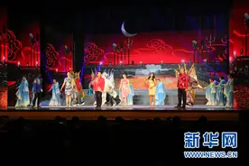 中外戏迷唱响中秋 互联网让戏曲趋向“年轻化”图片