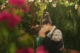 《云画的月光》朴宝剑与金裕贞接吻啦！图片