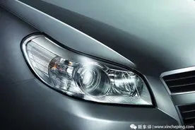 大灯罩内壁雾化发白是啥原因?要更换灯源吗？图片