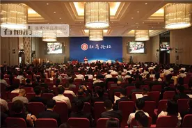 太牛了！坐在王进足旁边的福清妹做了这事图片
