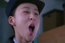 美女非要给警花化妆，女警化完妆后连自己的男友都认不出了，好看视频封面