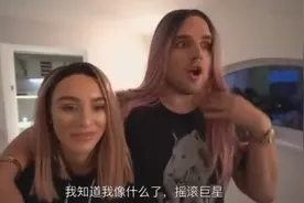 女装大佬Benphillips上线，和女朋友花式玩自拍，直播捉弄网友！视频封面