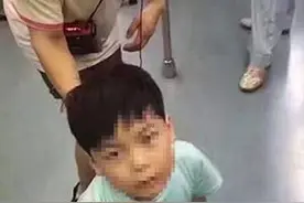 亲妈带男童北京地铁下跪乞讨，该剥夺抚养权吗？丨沸腾图片