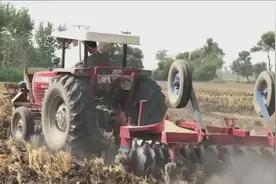 印度农民的拖拉机看似粗糙，耕起地来却相当的给力视频封面