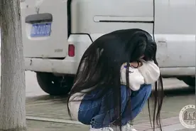 美女为何在路边偷偷哭泣残疾女孩的出现，瞬间把美女逗乐了