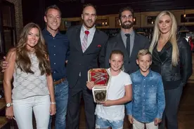 忙里偷闲！特里携家人观战WWE图片