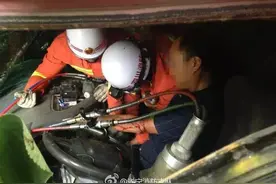 车头被撞毁，驾驶员被困......遂宁两货车出事故"伤"得不轻图片