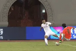 GIF-卓尔球员又送飞铲裁判掏黄 这犯规您怎么看?图片
