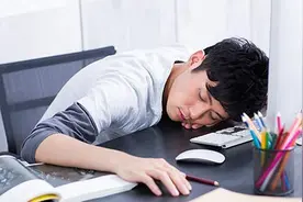 一种姿势睡觉最解乏整天都不累图片