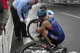 铁人三项参赛选手自行车爆胎民警公交司机帮补胎图片