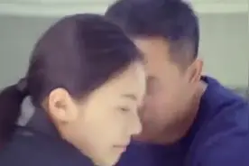 爸爸发现被女儿骗了零花钱，竟满屋子追着女儿跑，这一家太逗了！视频封面