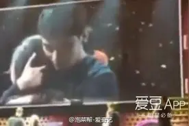 [BigBang][分享]160912 忙内集体放大招 背后环抱女粉丝引尖叫图片