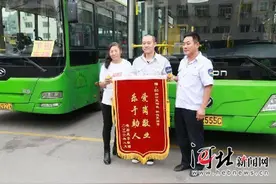 唐山公交车上女孩晕倒 司机改线一路开进医院图片